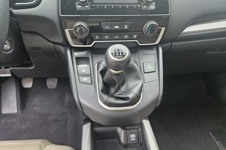 Used Honda CR-V 2017 240TURBO Manual Two-Wheel Drive Classic Edition Interior 5
