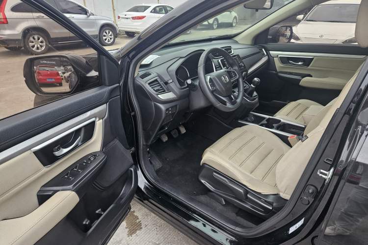Used Honda CR-V 2017 240TURBO Manual Two-Wheel Drive Classic Edition Interior 6