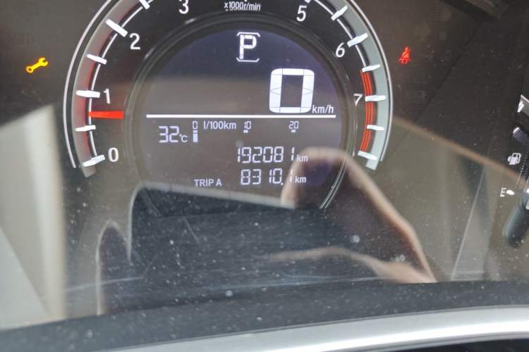 Used Honda CR-V 2017 240TURBO CVT 2WD Comfort Version Odometer Close Up