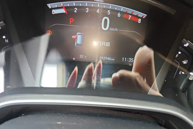 Used Honda CR-V 2017 240TURBO CVT Front-Wheel Drive Fashion Edition Odometer Close Up
