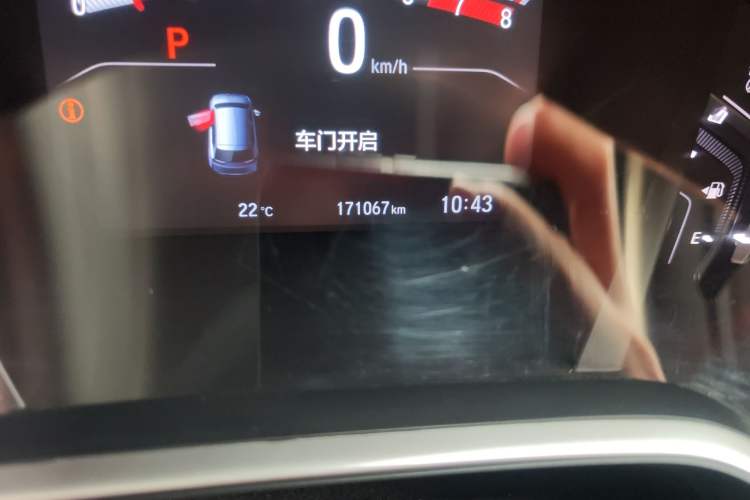 Used Honda CR-V 2017 240TURBO CVT Front-Wheel Drive Fashion Edition Odometer Close Up