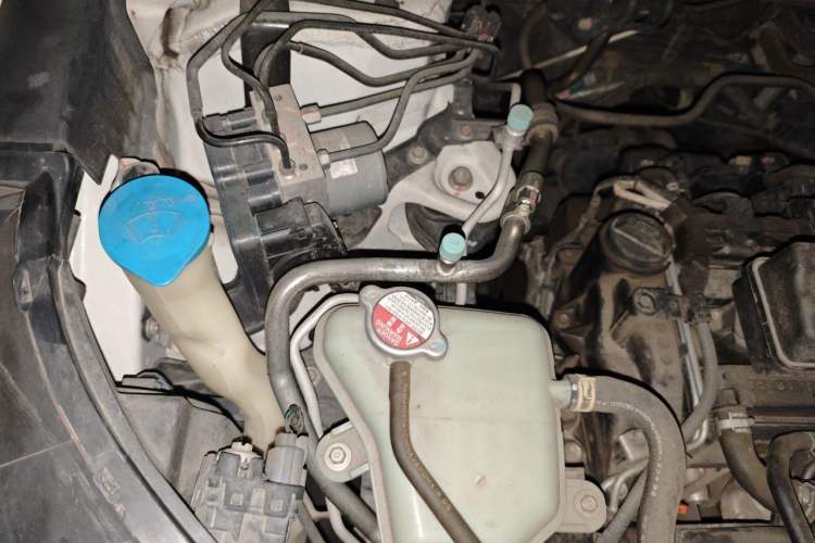 Used Honda CR-V 2019 240TURBO CVT 2WD Comfort Version China VI Emission Standard Engine Bay Right
