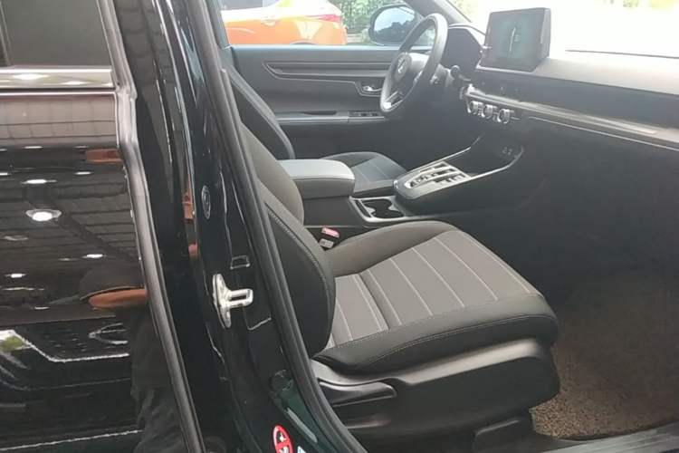 Used Honda CR-V 2023 2.0L eHEV Two-Wheel Drive Smart Edition Right Front Seat