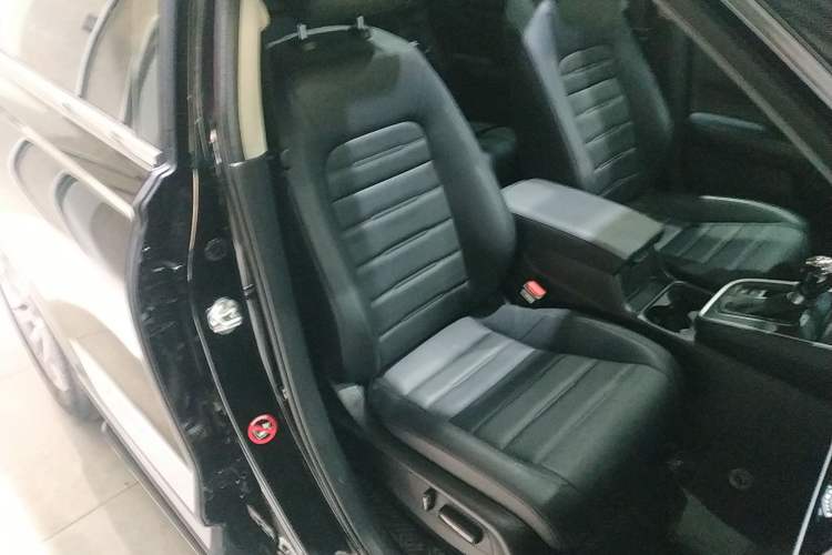 Used Honda CR-V 2023 240TURBO Two-Wheel Drive Deluxe Edition 7 Seats Right Front Seat