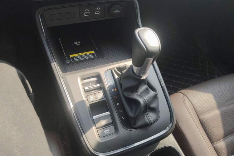 Used Honda CR-V 2023 240TURBO Two-Wheel Drive Smart Edition 5 Seats Gear Lever