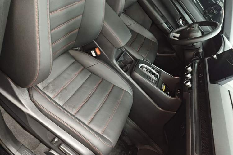 Used Honda CR-V 2024 2.0L eHEV Two-Wheel Drive Smart Edition Right Front Seat