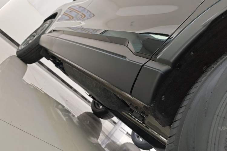 Used Honda CR-V 2026 Model—Global 30-Year Glory Edition 240TURBO Two-Wheel-Drive Dynamic Version Right Side Sill