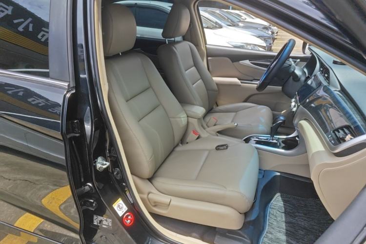 Used Honda Crider 2013 1.8L automatic luxury edition Right Front Seat