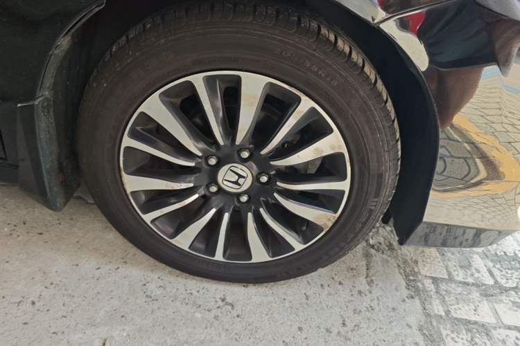 Used Honda Crider 2013 1.8L automatic comfort version Right Front Wheel Hub