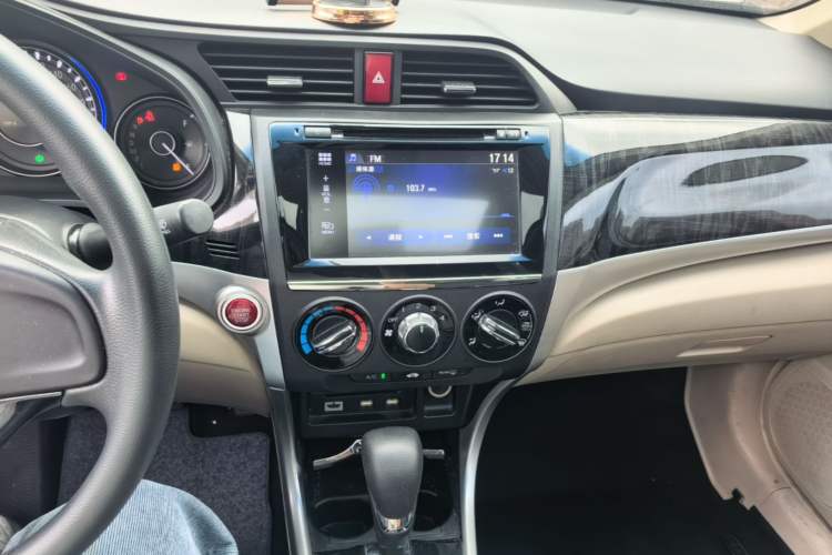 Used Honda Crider 2013 1.8L automatic luxury edition Audio And AC Panel