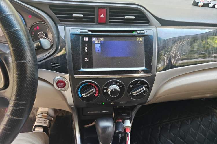 Used Honda Crider 2013 1.8L automatic luxury edition Audio And AC Panel