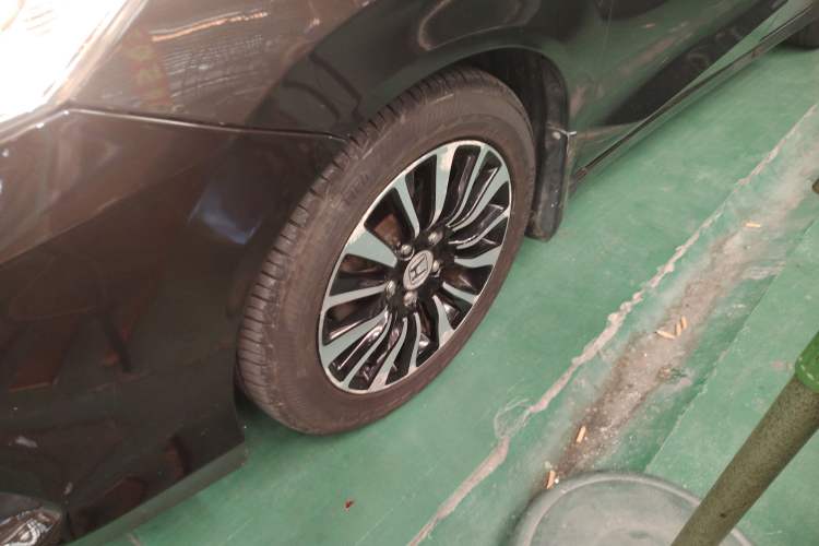 Used Honda Crider 2013 1.8L automatic luxury edition Left Front Wheel Hub