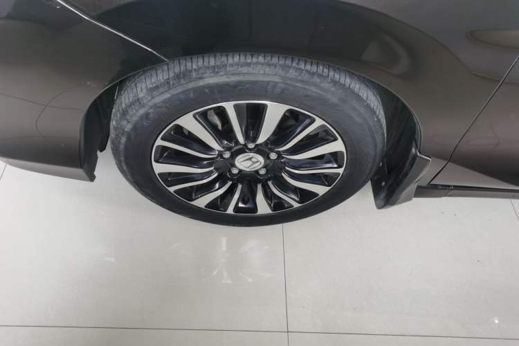 Used Honda Crider 2013 1.8L automatic flagship version Left Front Wheel Hub