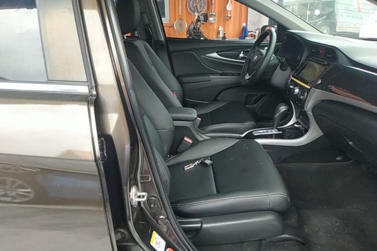Used Honda Crider 2013 1.8L automatic luxury edition Right Front Seat