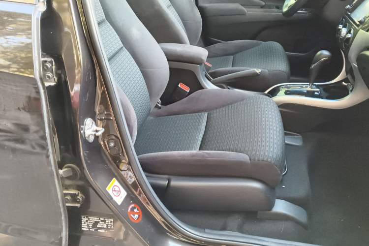 Used Honda Crider 2013 1.8L automatic luxury edition Right Front Seat