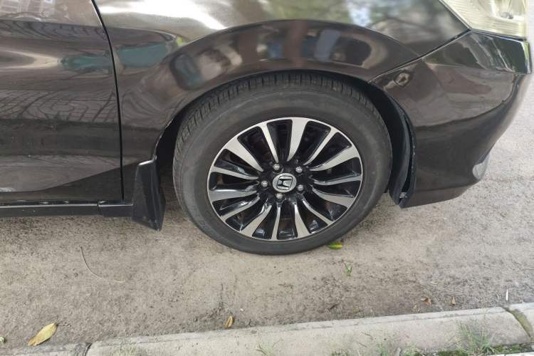 Used Honda Crider 2013 1.8L automatic flagship version Right Front Wheel Hub