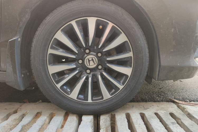 Used Honda Crider 2013 1.8L automatic luxury edition Right Front Wheel Hub