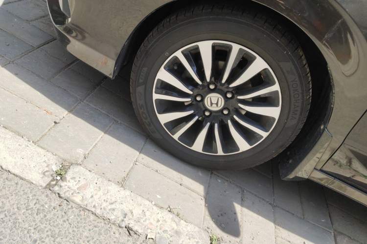 Used Honda Crider 2013 1.8L automatic luxury edition Right Front Wheel Hub