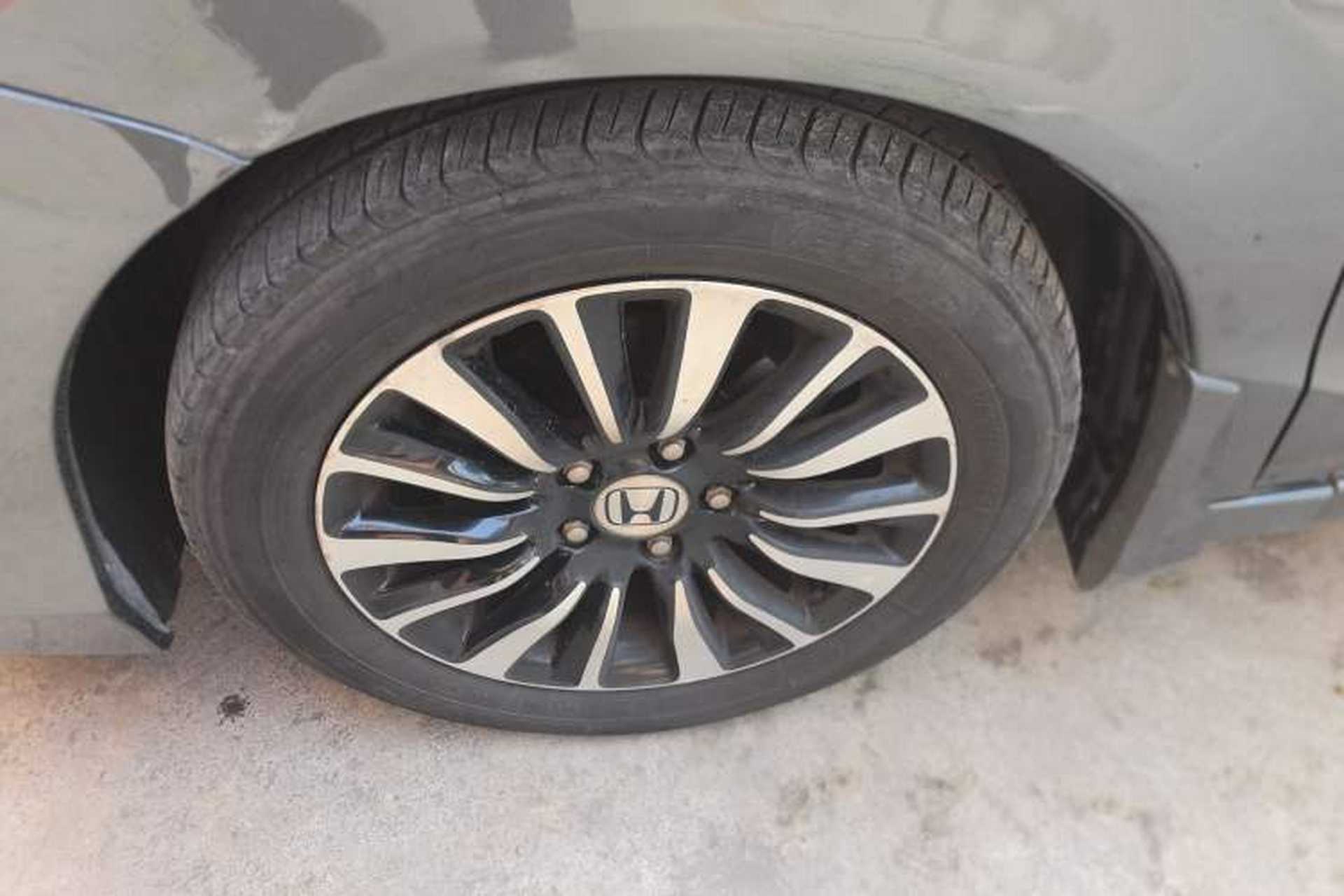 Used Honda Crider 2013 1.8L automatic comfort version Left Front Wheel Hub