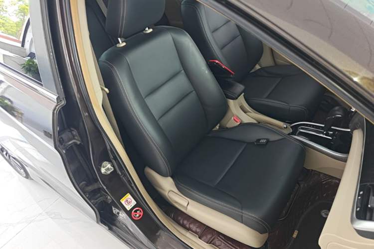 Used Honda Crider 2013 1.8L automatic luxury edition Right Front Seat