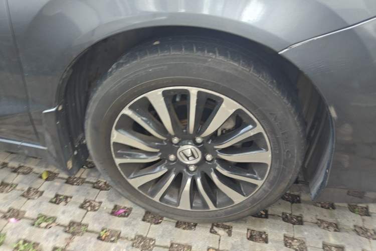 Used Honda Crider 2013 1.8L automatic comfort version Right Front Wheel Hub