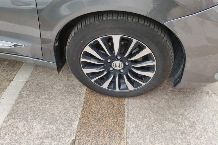 Used Honda Crider 2013 1.8L automatic luxury edition Right Front Wheel Hub