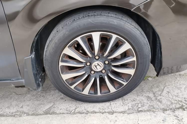 Used Honda Crider 2013 1.8L automatic luxury edition Right Front Wheel Hub