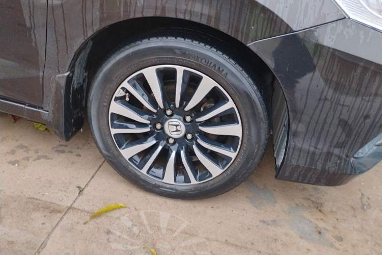 Used Honda Crider 2013 1.8L automatic comfort version Right Front Wheel Hub