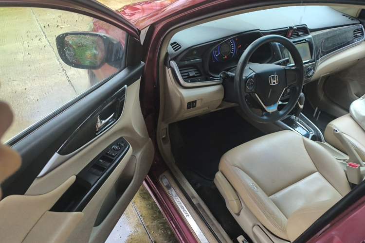 Used Honda Crider 2013 1.8L automatic luxury edition Driver Seat