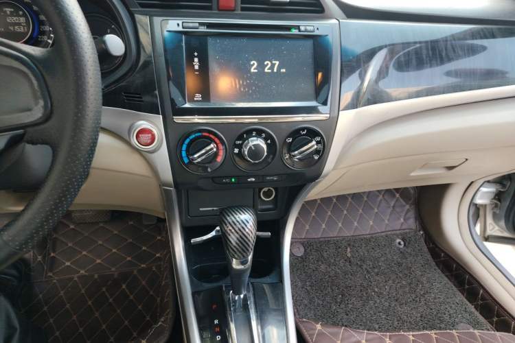 Used Honda Crider 2013 1.8L automatic luxury edition Audio And AC Panel
