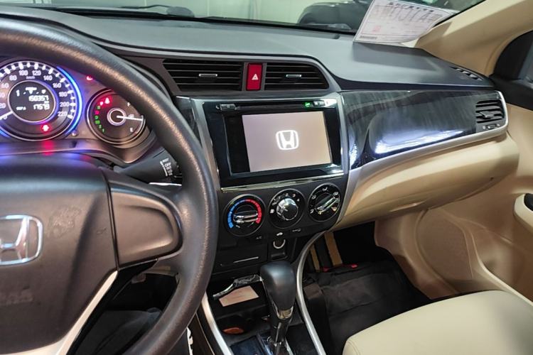 Used Honda Crider 2013 1.8L automatic luxury edition Center Console