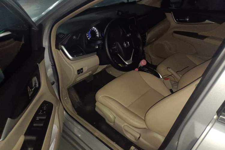 Used Honda Crider 2013 1.8L automatic luxury edition Driver Seat
