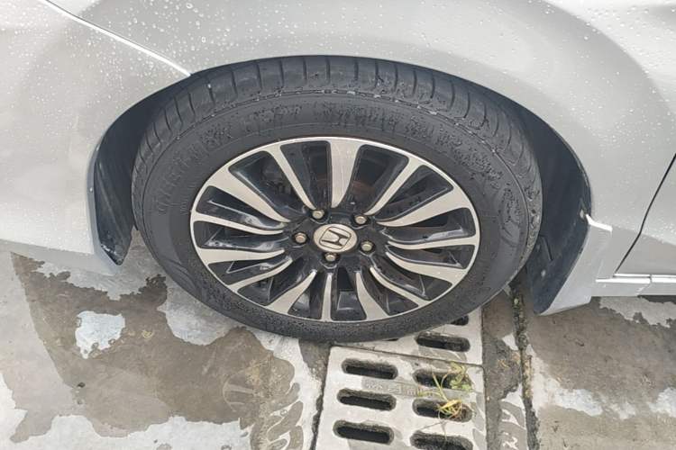 Used Honda Crider 2013 1.8L automatic luxury edition Left Front Wheel Hub