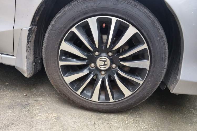 Used Honda Crider 2013 1.8L automatic comfort version Right Front Wheel Hub