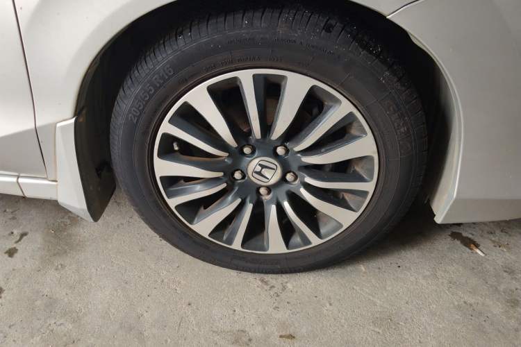 Used Honda Crider 2013 1.8L automatic luxury edition Right Front Wheel Hub