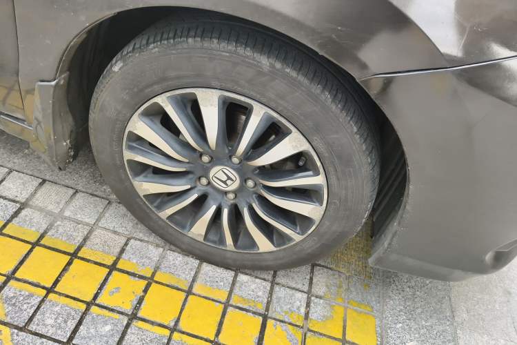 Used Honda Crider 2013 1.8L automatic luxury edition Right Front Wheel Hub