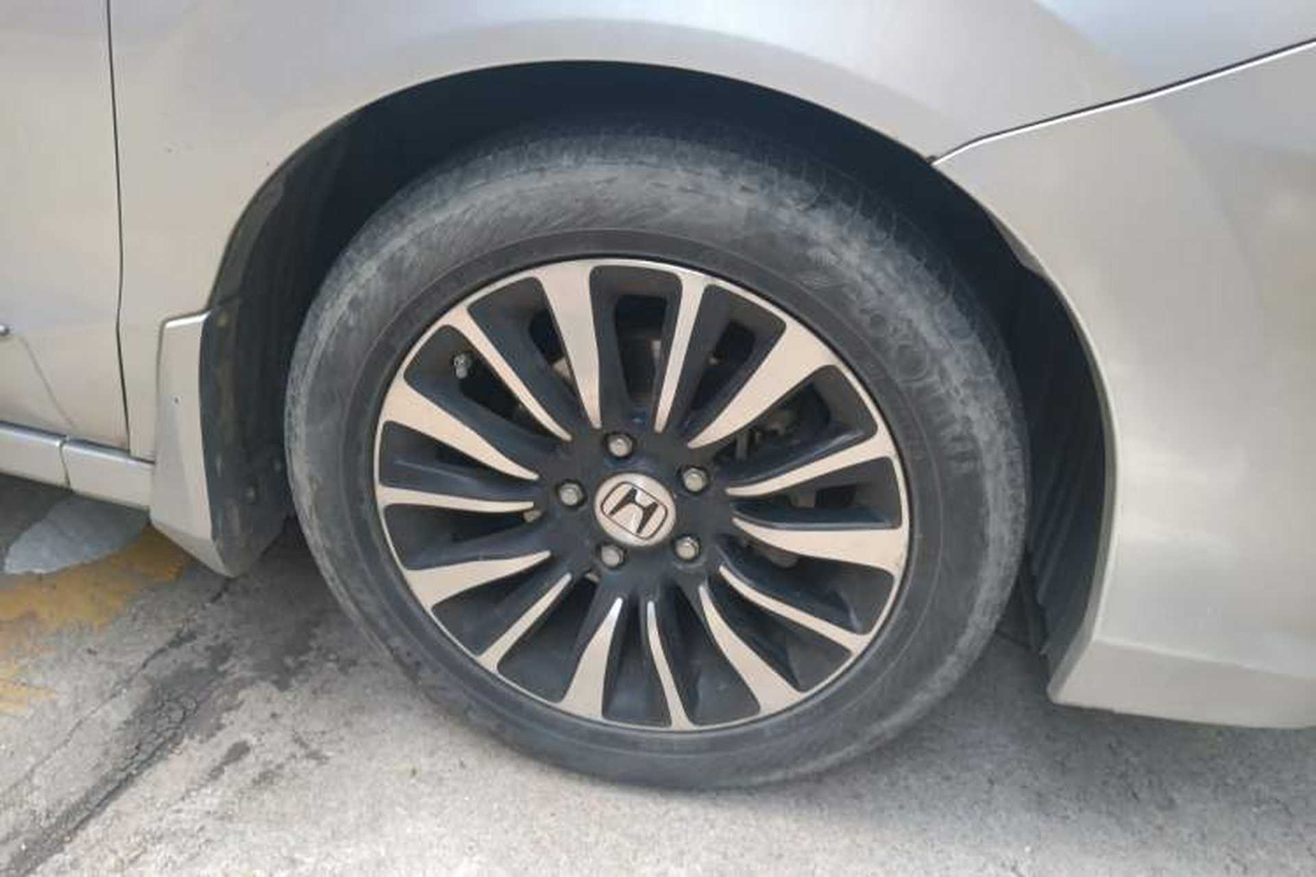 Used Honda Crider 2013 1.8L automatic comfort version Right Front Wheel Hub
