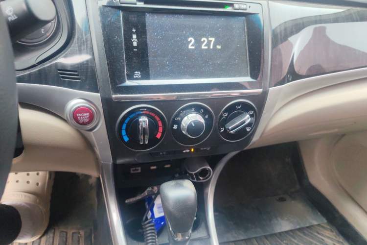 Used Honda Crider 2013 1.8L automatic luxury edition Audio And AC Panel
