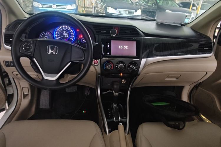 Used Honda Crider 2013 1.8L automatic luxury edition Center Console
