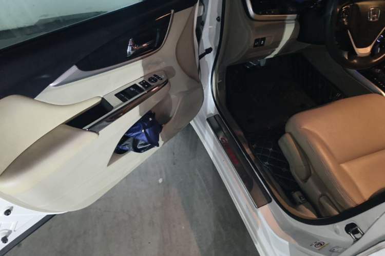 Used Honda Crider 2013 1.8L automatic luxury edition Driver Seat