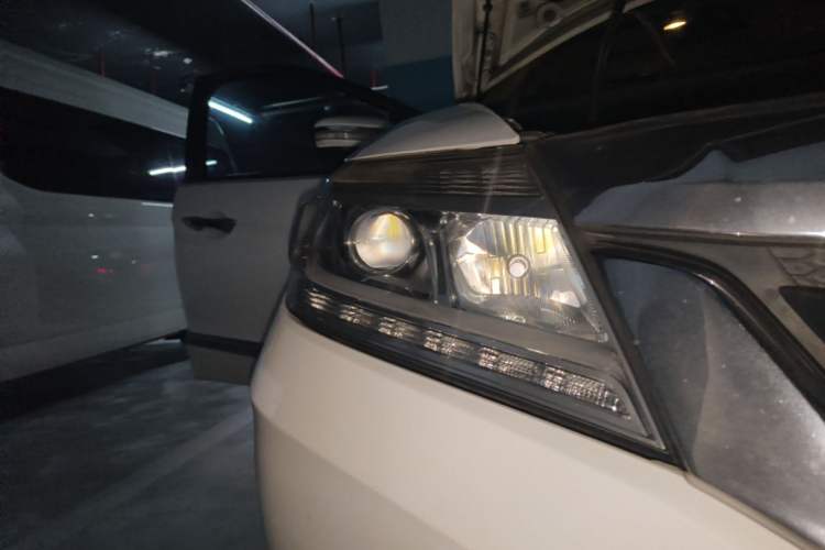 Used Honda Crider 2013 1.8L automatic luxury edition Right Front Headlight