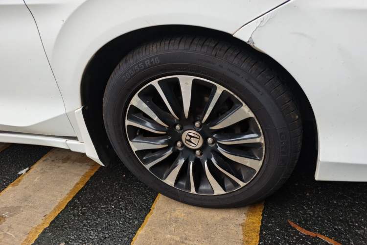 Used Honda Crider 2013 1.8L automatic luxury edition Right Front Wheel Hub