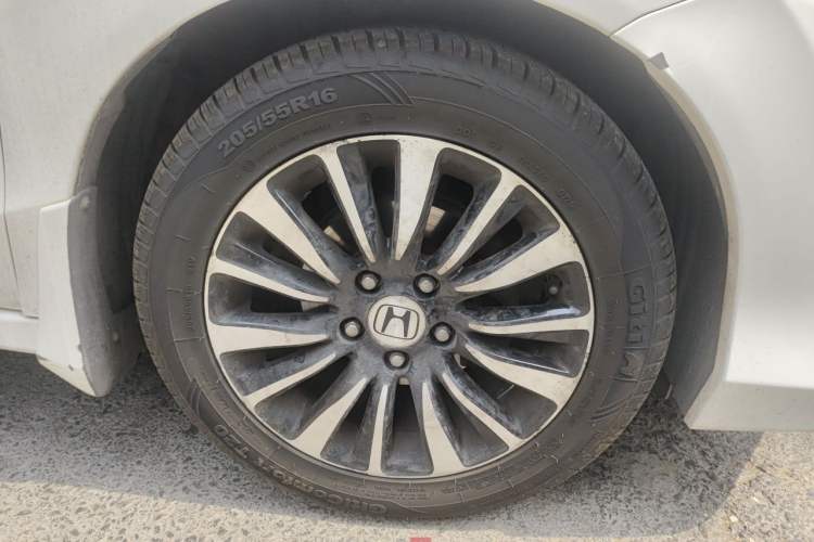Used Honda Crider 2013 1.8L automatic luxury edition Right Front Wheel Hub