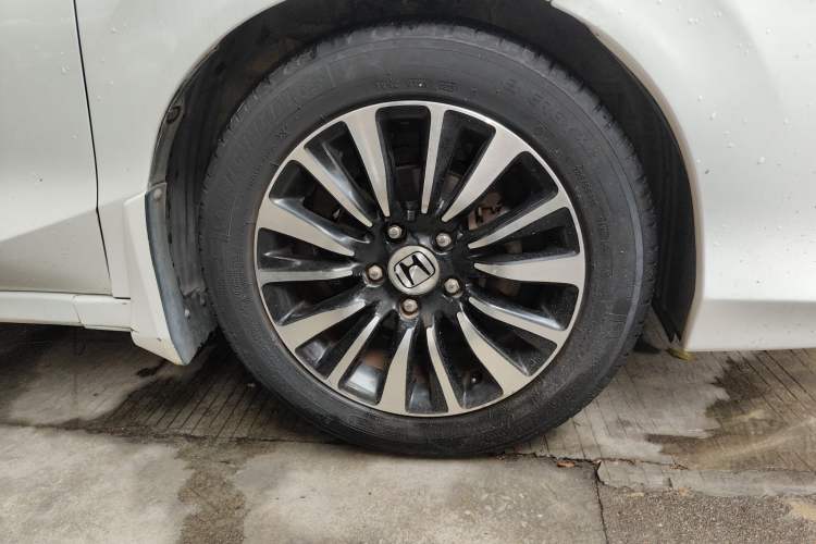 Used Honda Crider 2013 1.8L automatic luxury edition Right Front Wheel Hub