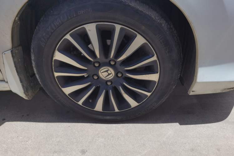 Used Honda Crider 2013 1.8L automatic luxury edition Right Front Wheel Hub