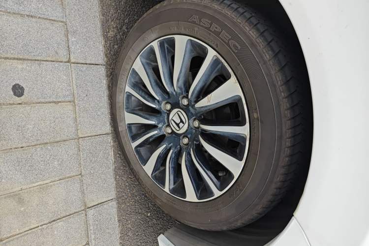 Used Honda Crider 2013 1.8L automatic luxury edition Right Front Wheel Hub