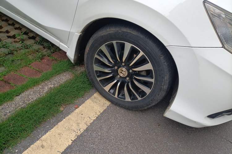 Used Honda Crider 2013 1.8L automatic luxury edition Right Front Wheel Hub