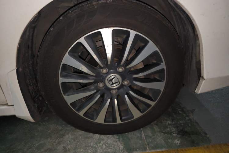 Used Honda Crider 2013 1.8L automatic luxury edition Right Front Wheel Hub