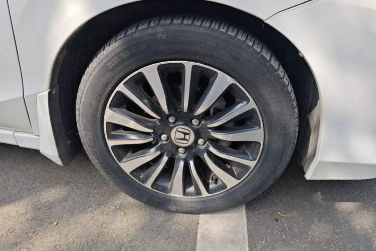 Used Honda Crider 2013 1.8L automatic comfort version Right Front Wheel Hub
