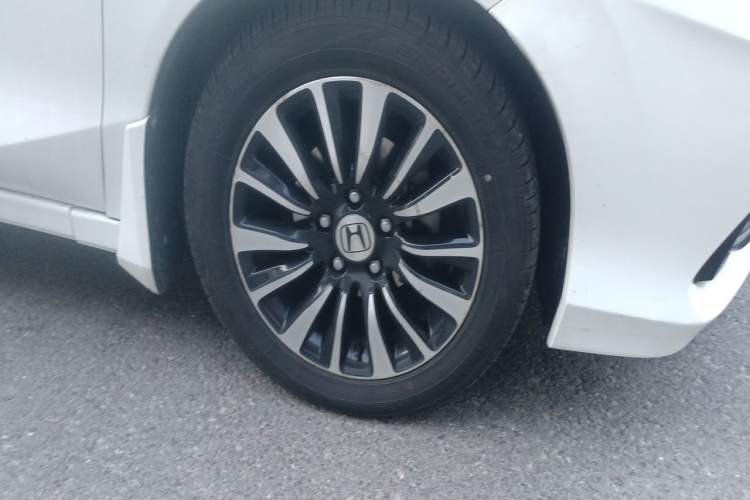 Used Honda Crider 2013 1.8L automatic luxury edition Right Front Wheel Hub